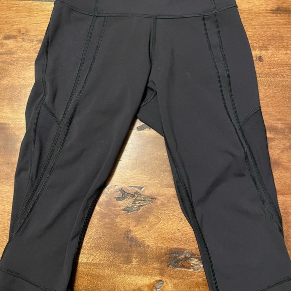 Lululemon High Rise Crop 17’ with side mesh - Picture 2 of 3